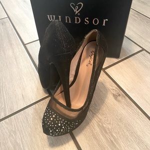 Size 7 black sparkle shoe